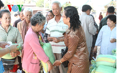 សមាគមជនកម្ពុជាមានដើមកំណើតវៀតណាមជួយឧបត្ថម្ភជនក្រីក្រទទួល បុណ្យេចូលឆ្នាំថ្មីប្រពៃណី ២០១៦