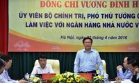 ឧបនាយករដ្ឋមន្ត្រី Vuong Dinh Hue ជួបធ្វើការជាមួយធនាគារជាតិ