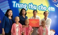 ​អនុប្រធានរដ្ឋ Dang Thi Ngoc Thinh ប្រគល់ជូនអំណោយបុណ្យ Trung Thu ចំពោះកុមារ