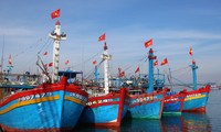 Presiden Nguyen Xuan Phuc Sumbang 5.000 Bendera bagi Program "Satu Juta Bendera Nasional Bersama dengan Kaum Nelayan Yang Gigih"