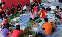 Suasana Ceria pada Lomba Membungkus Kue Chung (Banh Chung) orang Vietnam di Singapura