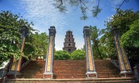 顺化市香江岸边神圣的天姥寺