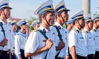  Vietnam’s naval force and the finance sector present gifts in Khanh Hoa