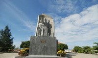 Military Zone 5 Command offers incense burner at Hoang Sa Fleet Monument 