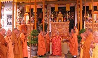 Ritual in pray for peace and prosperity in Hue attract many visitors