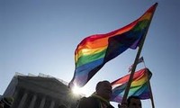 Hollande signs bill legalizing gay marriage in France