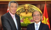 National Assembly Chairman holds talks with Singapore Prime Minister