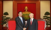 Vietnamese Party leader Nguyen Phu Trong receives Cambodian Prime Minister Hun Sen