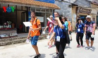 International students tour Bat Trang ceramic craft village 