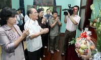 Party, State leaders pay tribute to President Ho Chi Minh