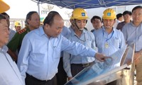 Deputy PM Nguyen Xuan Phuc works in Ha Tinh province