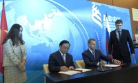 Deputy PM Hoang Trung Hai visits Vladivostok 