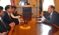 Deputy PM meets with US congressmen, entrepreneurs 