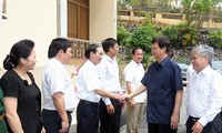 Prime Minister Nguyen Tan Dung works with key leaders in Yen Bai province