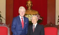 Party leader Nguyen Phu Trong visits former President Bill Clinton’s family