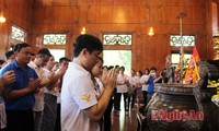 Young overseas Vietnamese visit President Ho Chi Minh’s native village