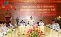 Deputy PM Nguyen Xuan Phuc works with Lao Cai province