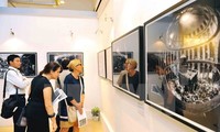 Renowned Israeli photographer’s works on display in Hanoi