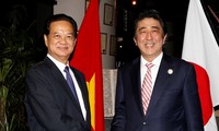 Vietnam, Japan PMs discuss cooperation ahead of ASEAN Summit