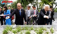 Party, State leaders burn incense in commemoration of great poet Nguyen Du