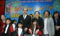 Vietnam Fatherland Front presents gifts to social beneficiaries 