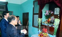 NA Chairman Nguyen Sinh Hung extends Tet greetings to former Party and State leaders