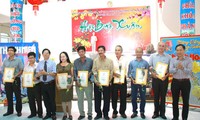 Spring newspapers presented to Truong Sa islanders and soldiers