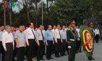 Prime Minister Nguyen Xuan Phuc offers incense tribute to martyrs in Quang Tri