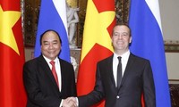 Prime Minister Nguyen Xuan Phuc holds talks with his Russian counterpart Dmitry Medvedev