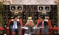 Deputy PM Trinh Dinh Dung receives Secretary of Yunnan Party Committee Li Jiheng