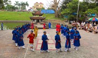 Ai Lao singing and dancing in Giong festival 