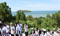 Young overseas Vietnamese impressed by Hue ancient citadel