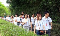 Overseas Vietnamese youths offer incense at Quang Tri ancient citadel