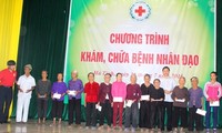 1,000 poor people in Ha Tinh province receive free healthcare checkup and medicines 