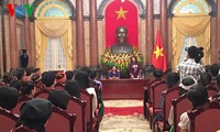 Vice President Dang Thi Ngoc Thinh receives ethnic students