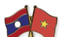 PM Nguyen Xuan Phuc receives Lao Deputy PM 