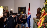 Vietnamese leaders pay tribute to Fidel Castro