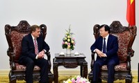 Deputy Prime Minister Trinh Dinh Dung receives ExxonMobil leader