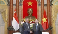 Vietnamese leaders receive Singaporean Prime Minister