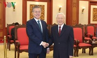 Party leader Nguyen Phu Trong receives RoK President Moon Jae-in