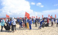 Thousands of people clean Quang Tri’s beaches