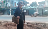 Shoulder bamboo basket of Thai women