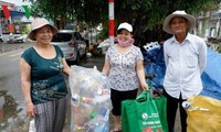 Da Nang raises social security fund by sorting garbage