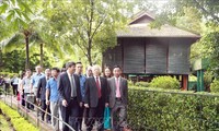 Party leader, President offers incense to President Ho Chi Minh