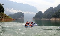 Kayaking in Vietnam and kayak racing in Tuyen Quang province  