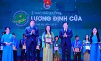 Outstanding young farmers receive Luong Dinh Cua Awards