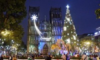 Young Vietnamese celebrate Christmas