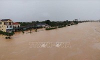 Crew members rescued in Cua Viet as flood recedes slowly in Quang Tri province