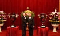 Lac Hong Trophies presented to 13th National Party Congress