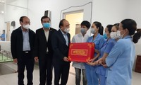 Party, State leaders present Tet gifts to policy beneficiaries nationwide